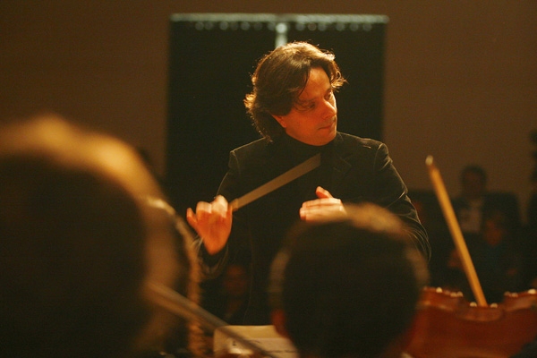 Maestro Nazir Bittar rege a Orquestra Sinfônica de Franca 